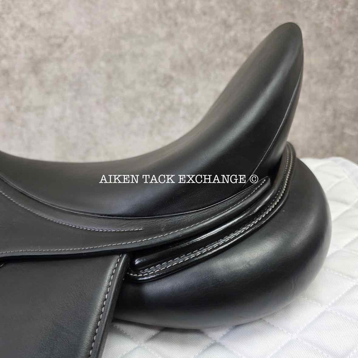 **SOLD** 2020 Equipe E-Carbon Kalifornia Monoflap Dressage Saddle, 17" Seat, MW/W Tree, Foam Panels