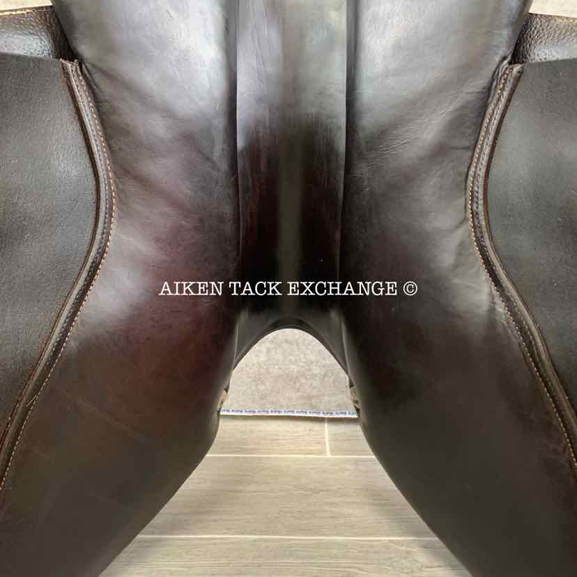 **SOLD** 2017 CWD SE30 2GS Close Contact Jump Saddle, 18" Seat - S3, 4L Flap, Dynamik Flex Tree - Medium, Foam Panels