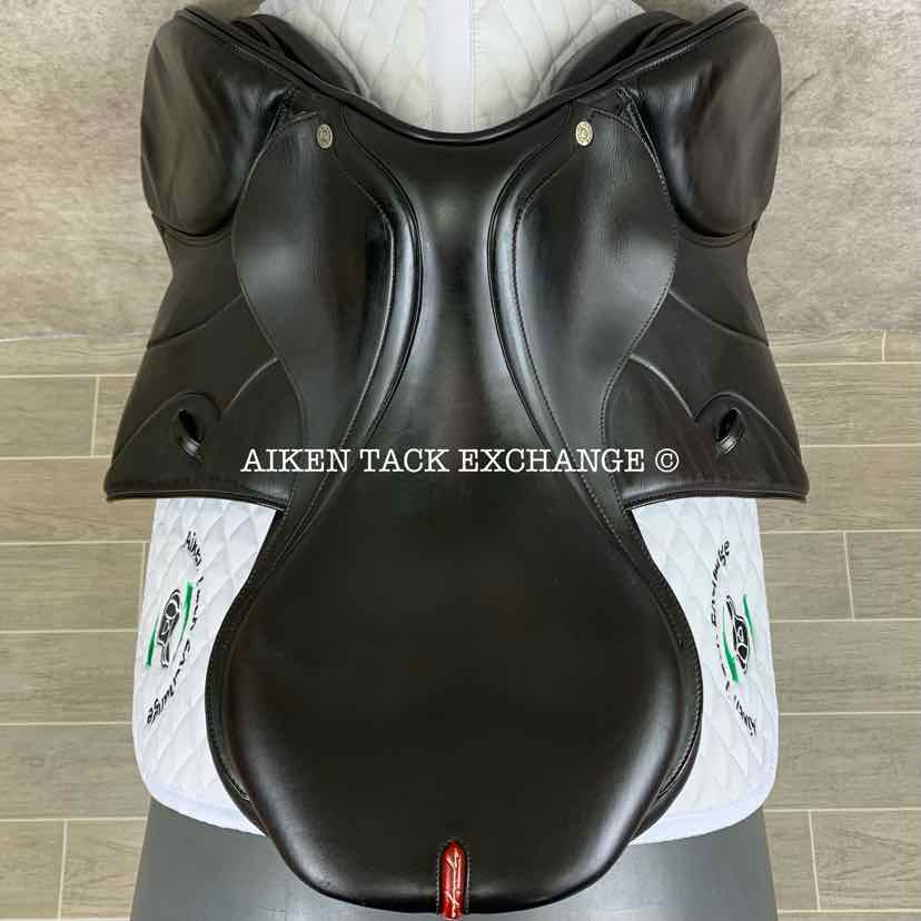 **SOLD** 2018 Equipe Synergy Special Close Contact Jump Saddle, 17.5" Seat, Forward Flap, Medium Wide Tree, Foam Panels