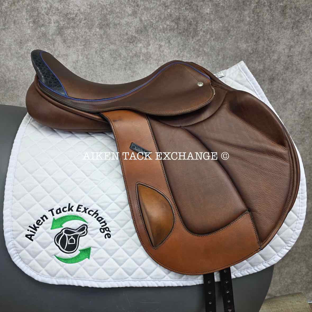 2022 Custom Saddlery Fleur De Lys Monoflap Jump Saddle, 17.5" Seat, Adjustable Tree, Wool Flocked Panels