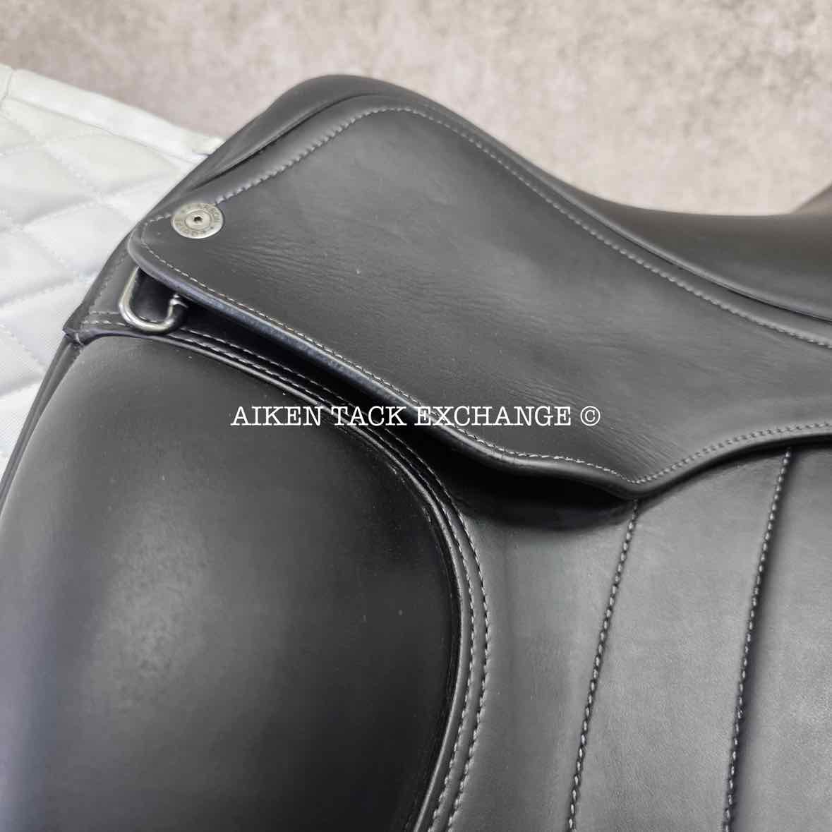 **SOLD** 2020 Equipe E-Carbon Kalifornia Monoflap Dressage Saddle, 17" Seat, MW/W Tree, Foam Panels