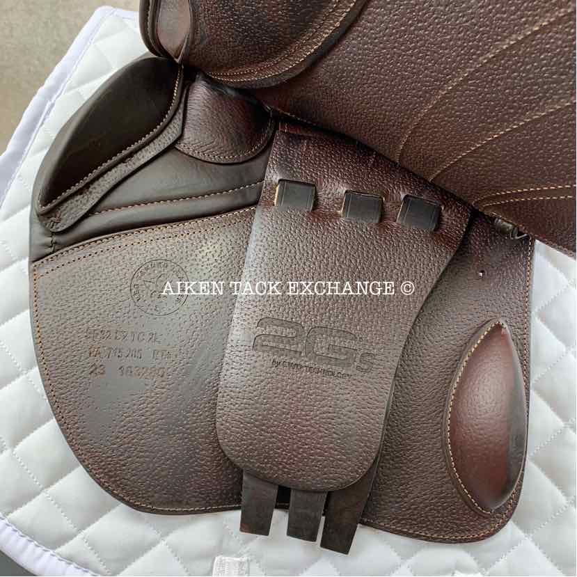 2023 CWD SE32 2GS Mademoiselle Close Contact Jump Saddle, 17.5" Seat - S2, 2L Flap, Dynamik Flex Tree - Medium, Foam Panels, Full Buffalo Leather