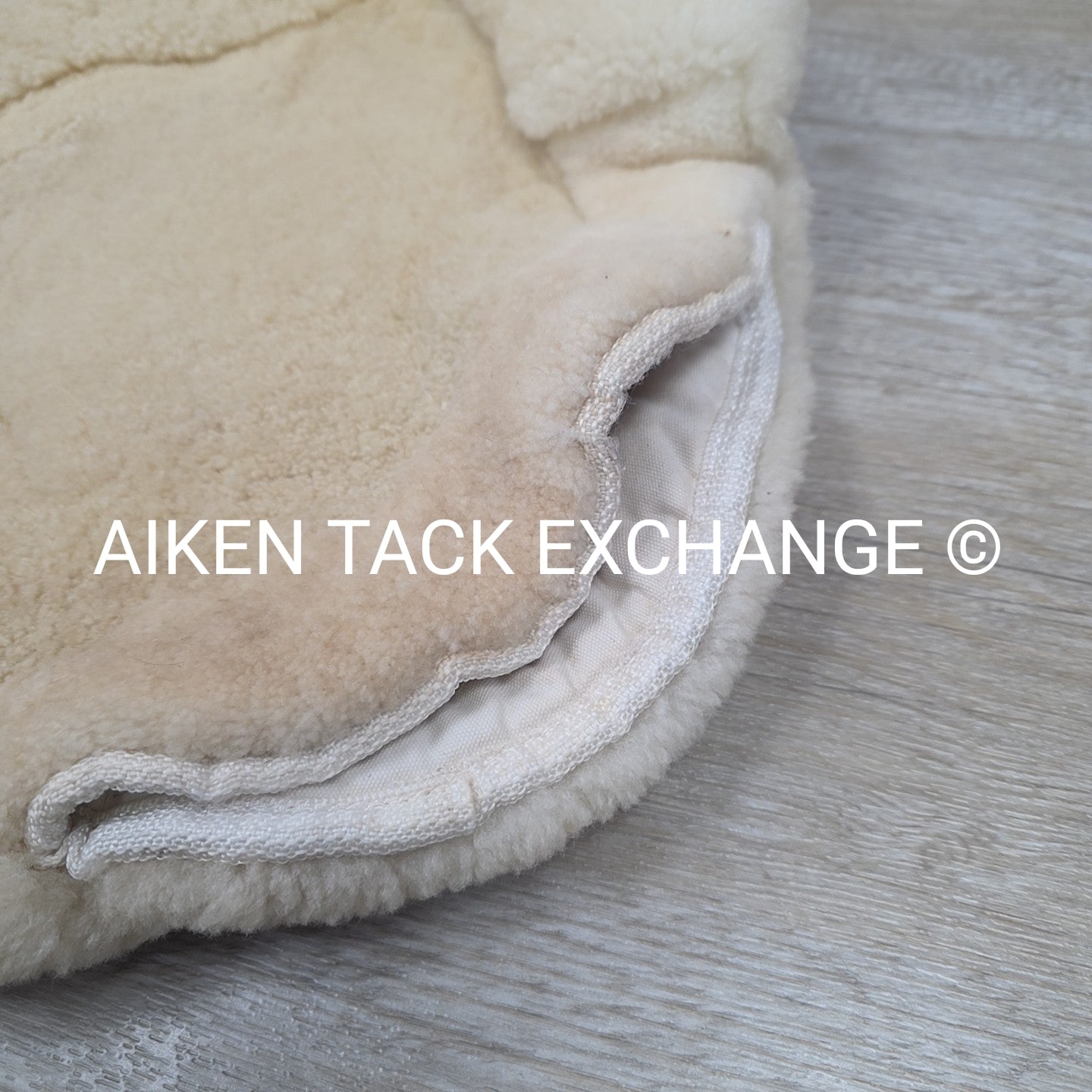 Fleeceworks Sheepskin Field HUnter Fox Hunter Pad with Front Roll & Full Trim