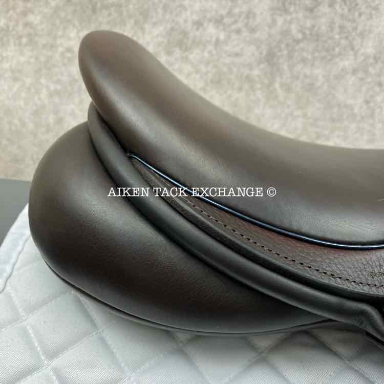 **SOLD** 2023 County Xtreme Monoflap Jump Saddle, 17.5" Seat, Medium Tree, Wool Flocked Panels