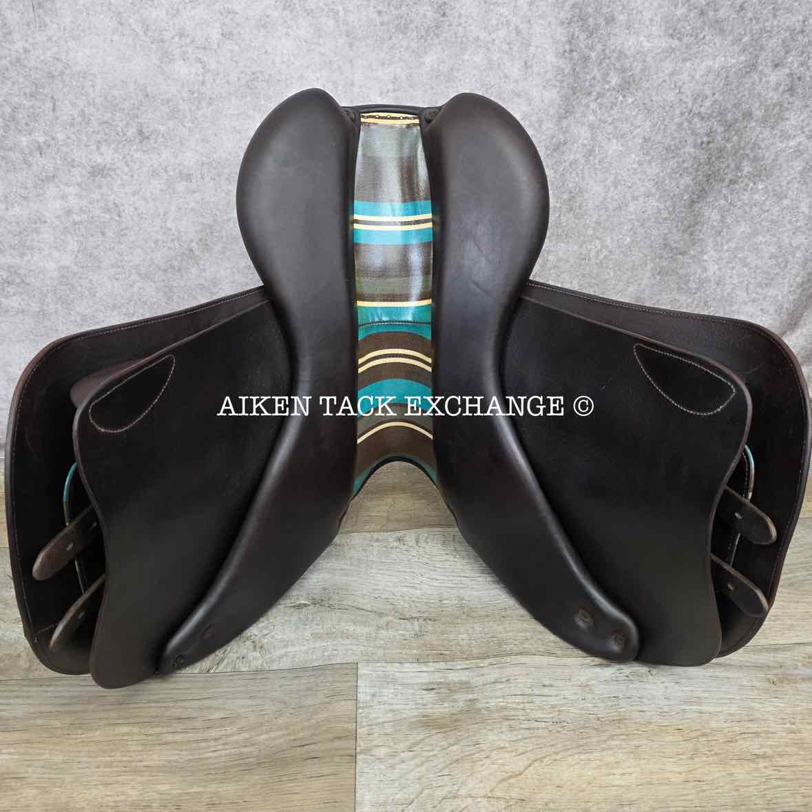 **SOLD** 2015 Voltaire Palm Beach Close Contact Jump Saddle, 17" Seat, 2A Flap, Medium Wide Tree, FIN Panels
