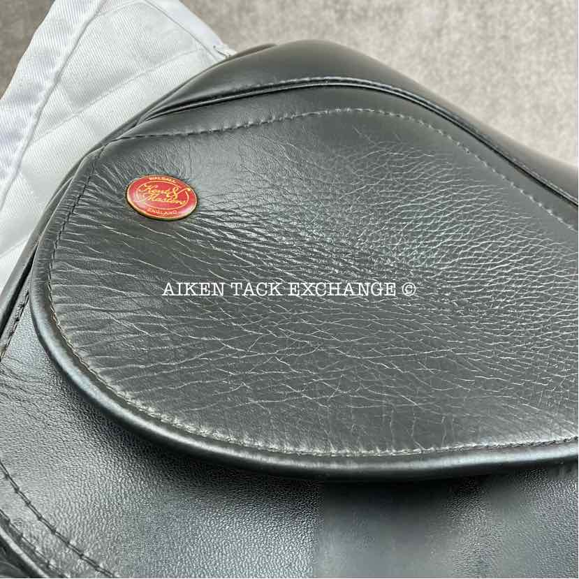 **SOLD** Kent & Masters MDS S-Series Standard Wither Surface Block Dressage Saddle, 18" Seat, Adjustable Tree - Changeable Gullet, Wool Flocked Panels