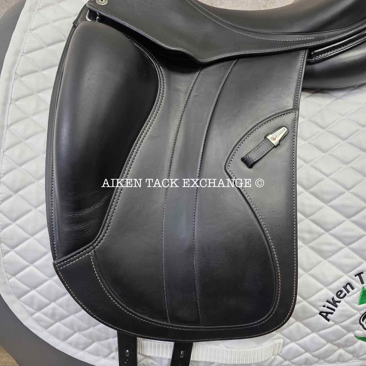 **SOLD** 2020 Equipe E-Carbon Kalifornia Monoflap Dressage Saddle, 17" Seat, MW/W Tree, Foam Panels