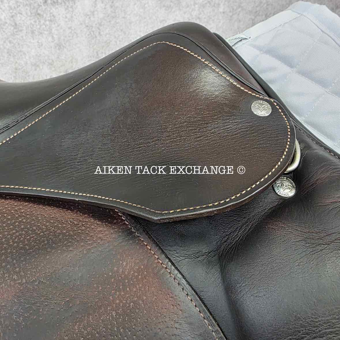 2016 Voltaire Palm Beach Close Contact Jump Saddle, 17" Seat, 2A Flap, Medium Wide Tree, PRO Panels