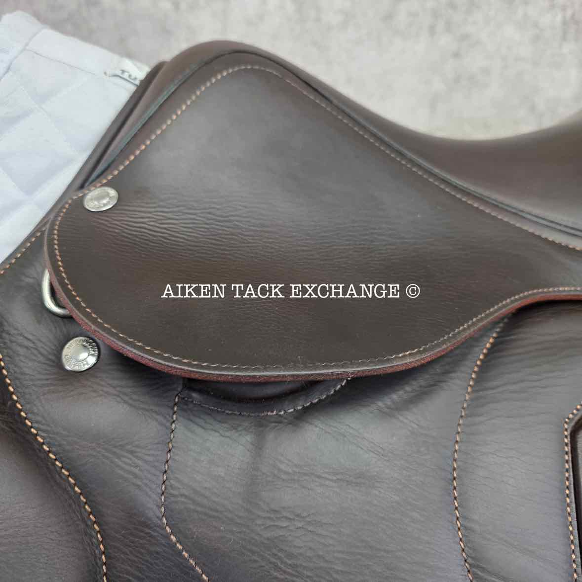 2017 Devoucoux Biarritz Lab Close Contact Jump Saddle, 17.5" Seat, 2A Flap, Medium Wide Tree, D3D Panels, Full Buffalo Leather