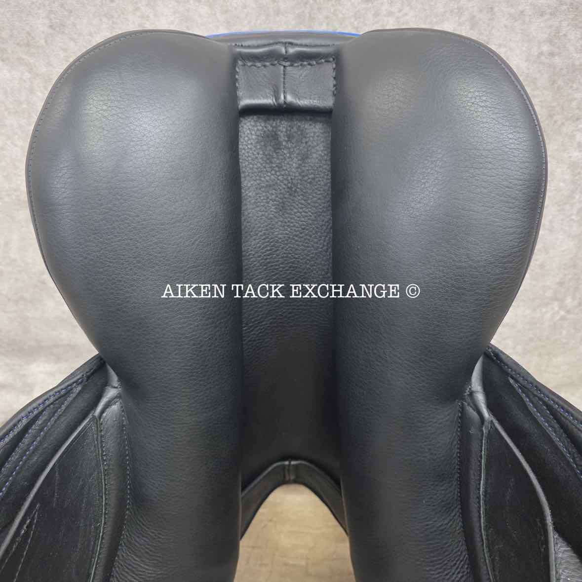 **SOLD** Adam Ellis Jump Saddle, 17" Seat, Medium Wide Tree, Wool Flocked Panels