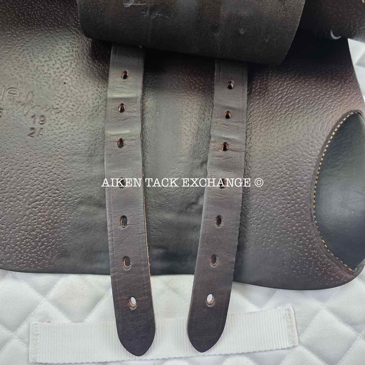 2019 Voltaire Blue Infinite Close Contact Jump Saddle, 17" Seat, 2A Flap, Medium Wide Tree, PRO Panels, Full Buffalo Leather