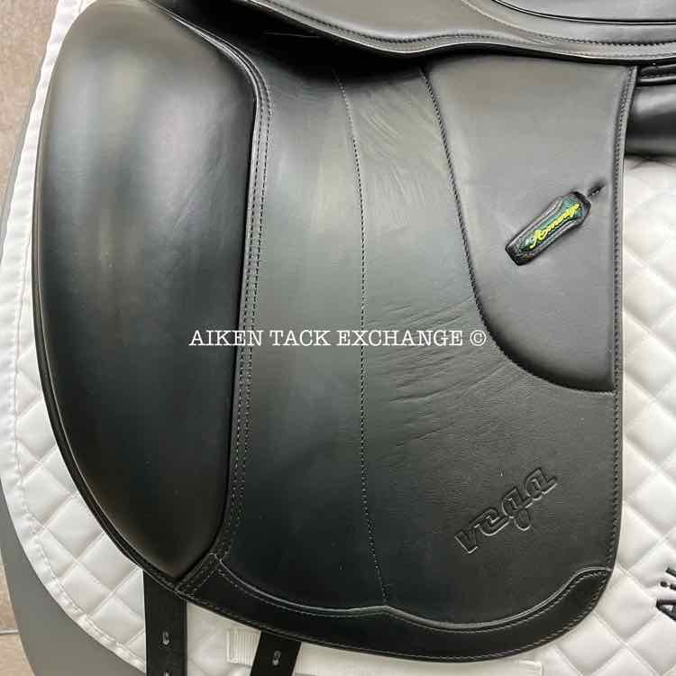**SOLD** 2021 Amerigo Vega Dressage Deluxe Special Saddle, 18" Seat, Medium Wide Tree, Wool Flocked Panels