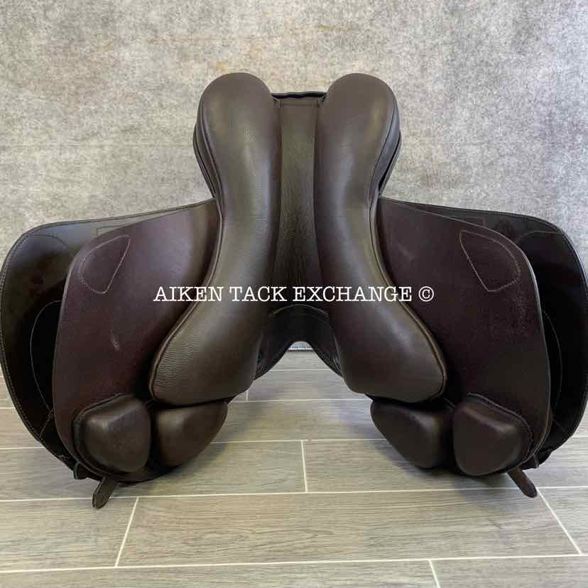 **SOLD** 2022 Fairfax World Class Dual Flap Jump Saddle, 17.5" Seat, Adjustable Tree - Changeable Gullet, Wool Flocked Panels