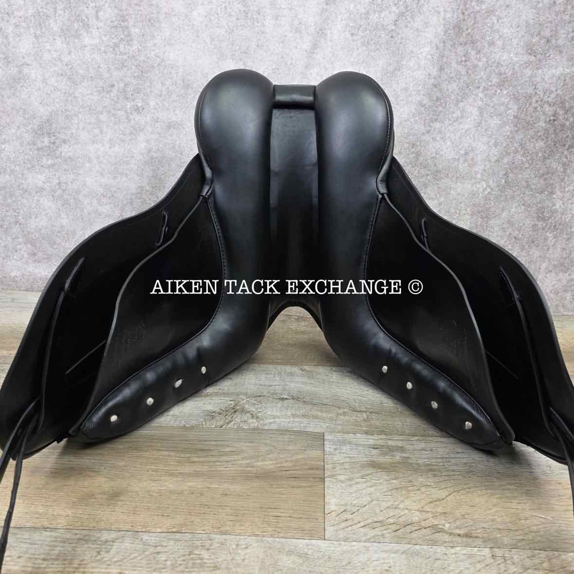 **On Trial** 2013 Lovatt & Ricketts Berkeley Dressage Saddle, 17" Seat, M/MW Tree, Wool Flocked Panels