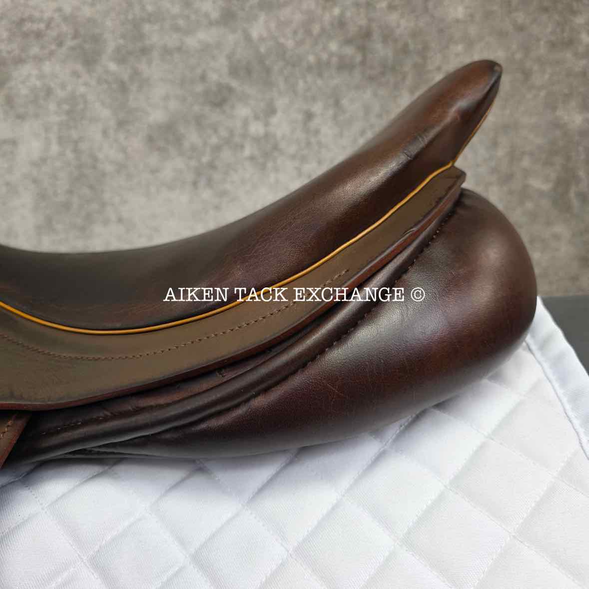 **SOLD** Albion Kontrol Jump Saddle, 18" Seat, Medium Wide Tree, Wool Flocked Panels