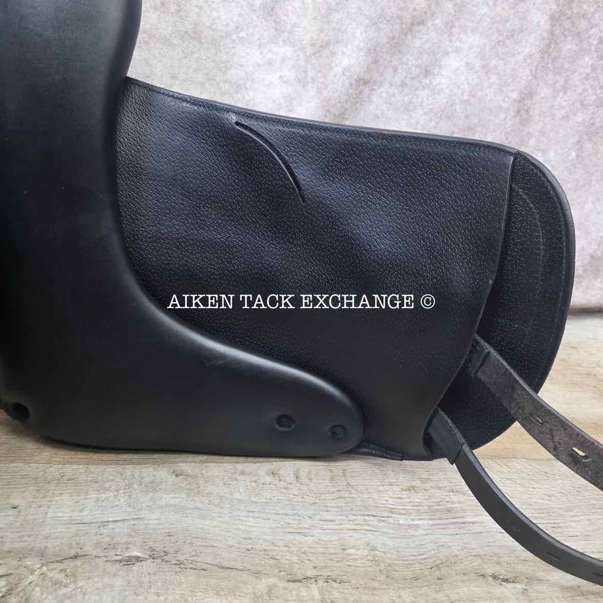 **SOLD** 2020 Equipe E-Carbon Kalifornia Monoflap Dressage Saddle, 17" Seat, MW/W Tree, Foam Panels
