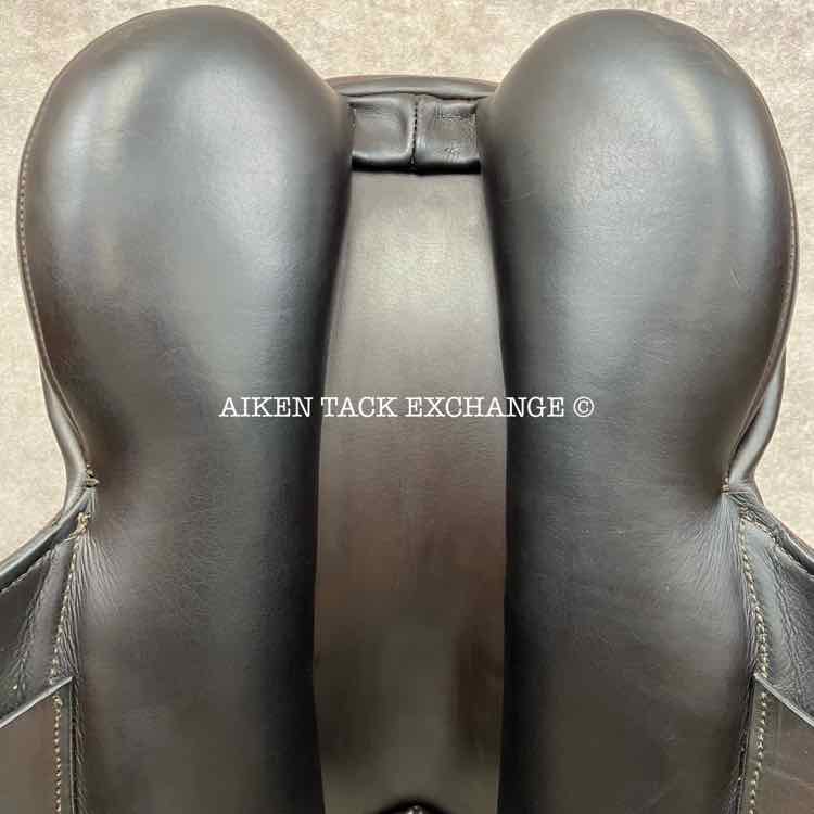 **SOLD** 2023 County Xtreme Monoflap Jump Saddle, 17.5" Seat, Medium Tree, Wool Flocked Panels