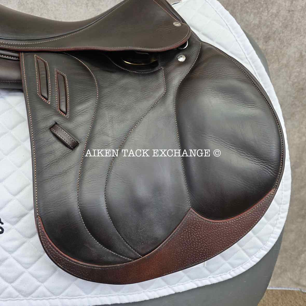2017 Devoucoux Biarritz Lab Close Contact Jump Saddle, 17.5" Seat, 2A Flap, Medium Wide Tree, D3D Panels, Full Buffalo Leather