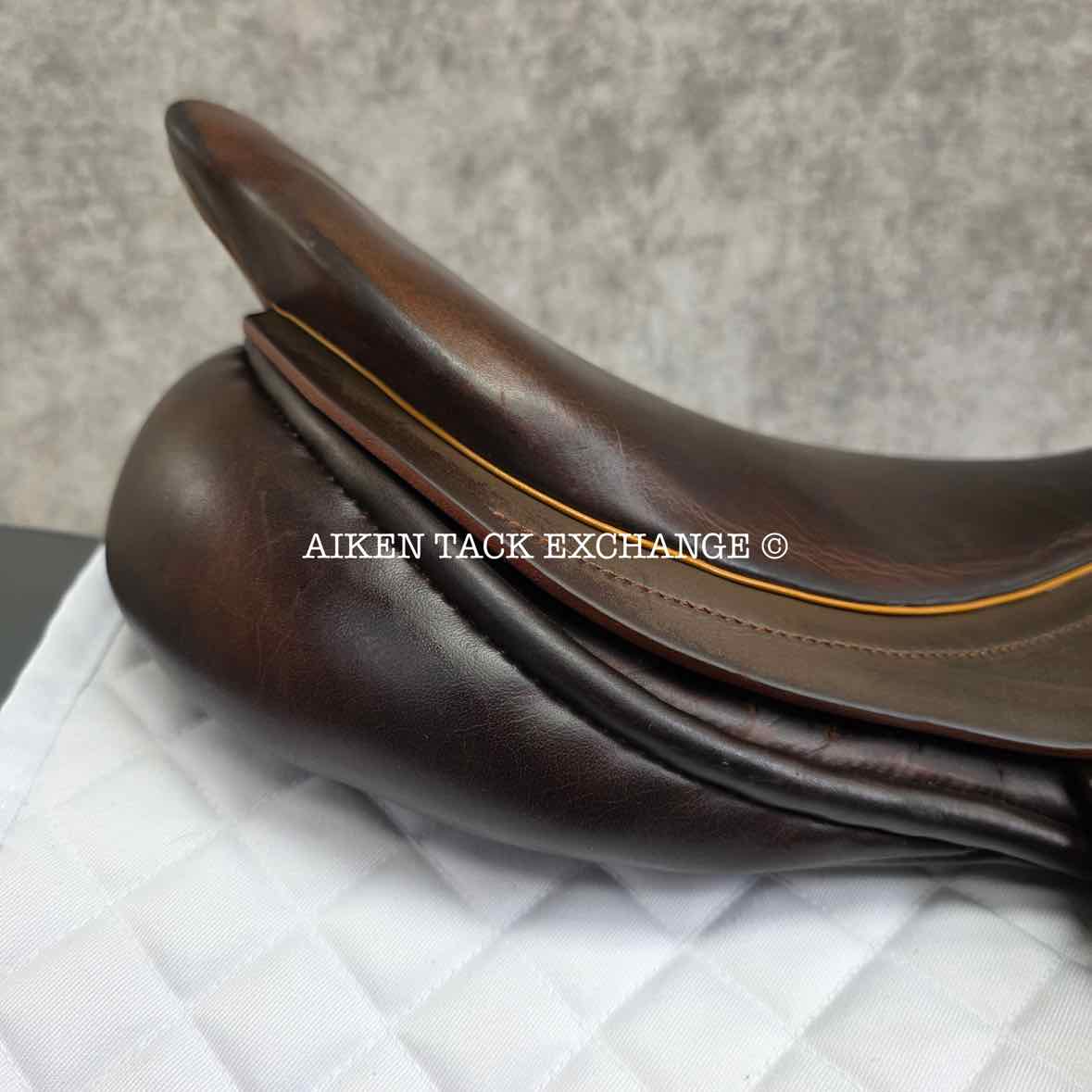 **SOLD** Albion Kontrol Jump Saddle, 18" Seat, Medium Wide Tree, Wool Flocked Panels