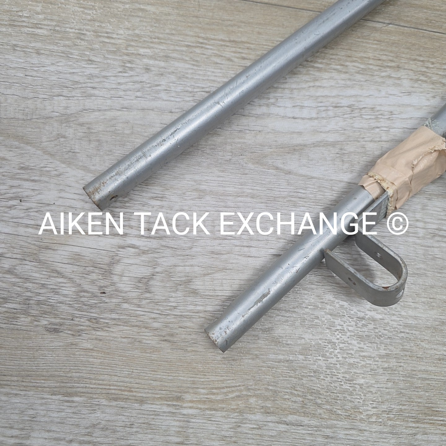 Swinging Metal Blanket Bar Rack with Wall Mounting Bracket