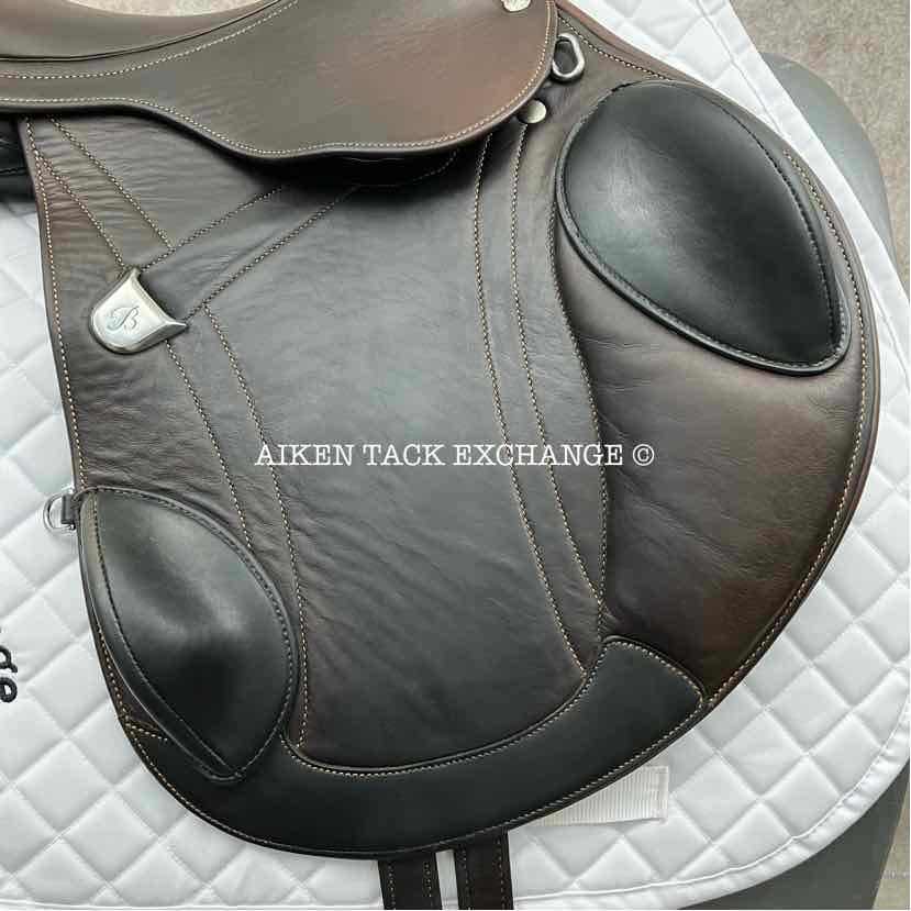 **SOLD** 2018 Bates Advanta Monoflap Eventing Jump Saddle, 17" Seat, Adjustable Tree - Changeable Gullet, Wool Flocked Panels