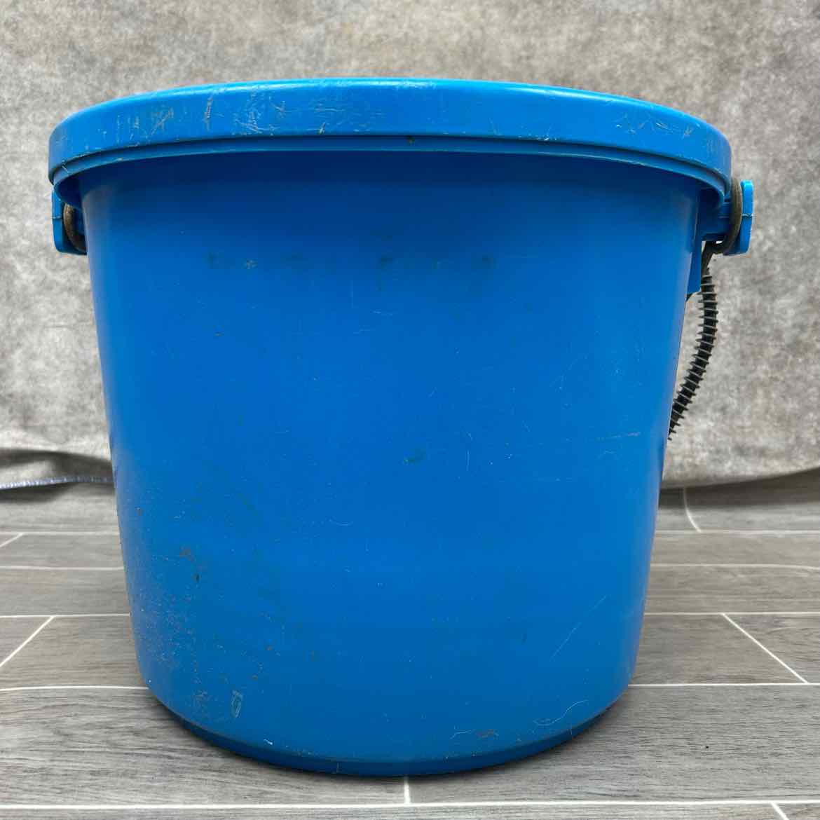 Flat Back Heated Water Bucket, 5 Gallons