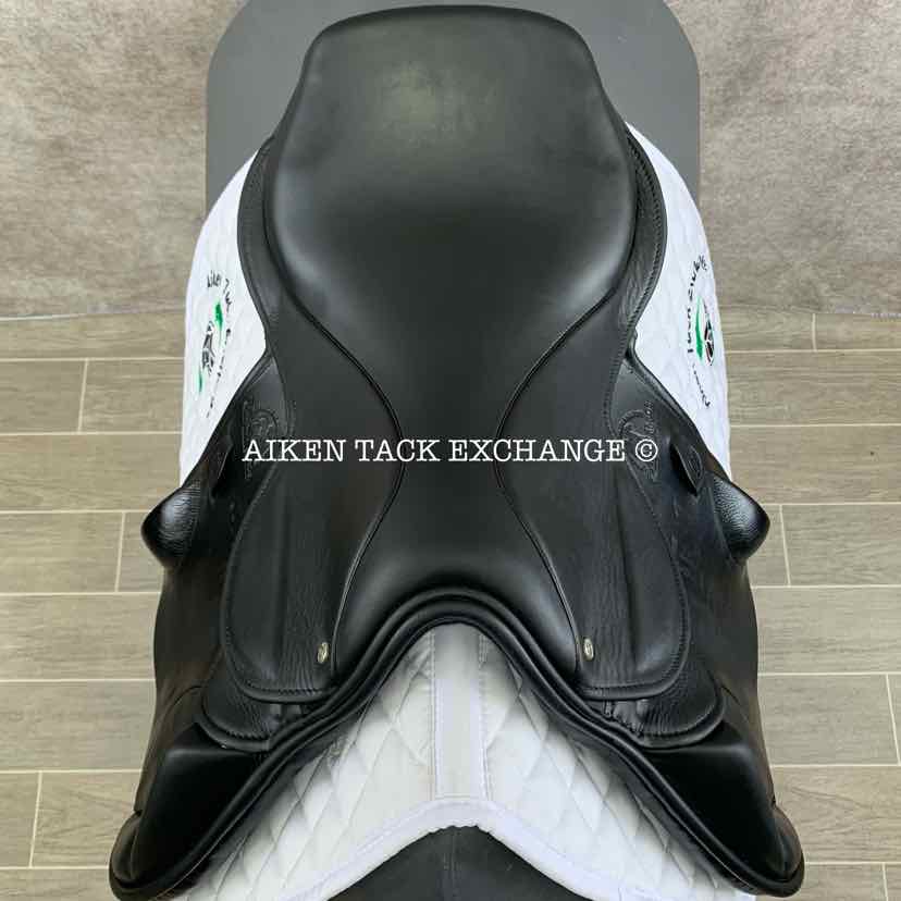 **SOLD** 2020 Berney Brothers Grand Olympic Monoflap Jump Saddle, 17" Seat, Medium Tree, Wool Flocked Panels