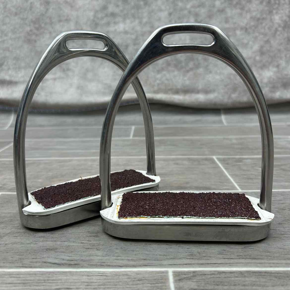 Metalab Fillis Stirrup Irons with Sure Grip Stirrup Pads 4.5"
