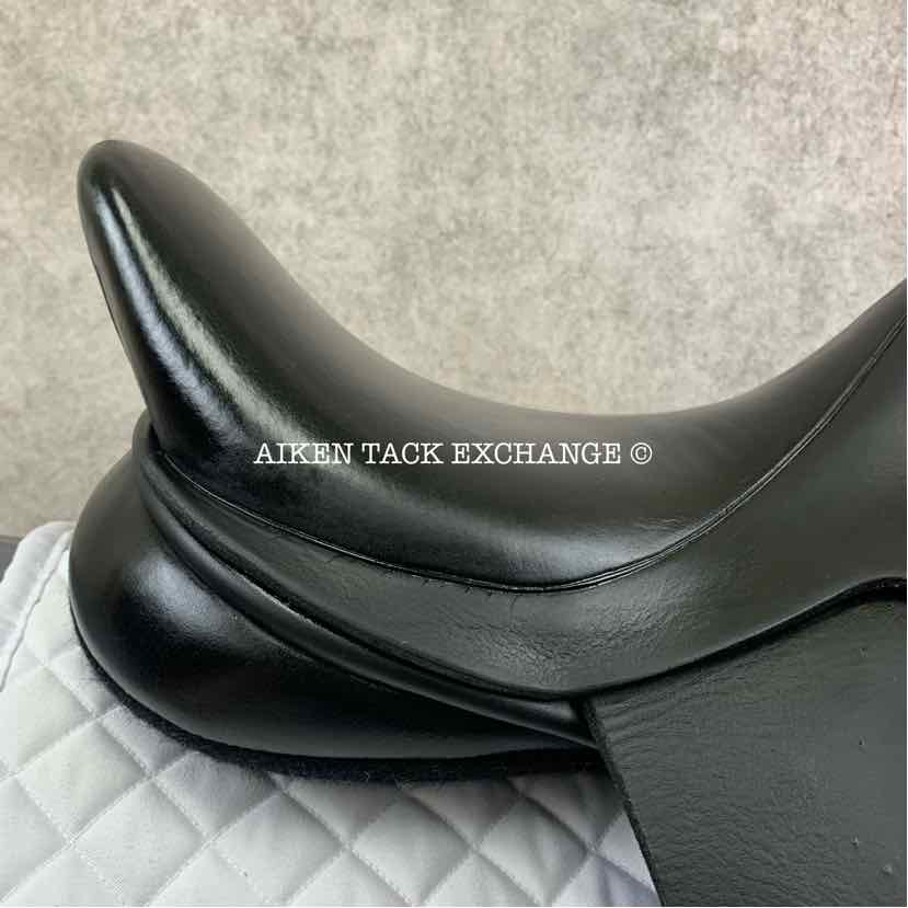 Master by D.Boot & L.Batchelor Dressage Saddle, 17.5" Seat, Wide Tree, Wool Flocked Serge Panels