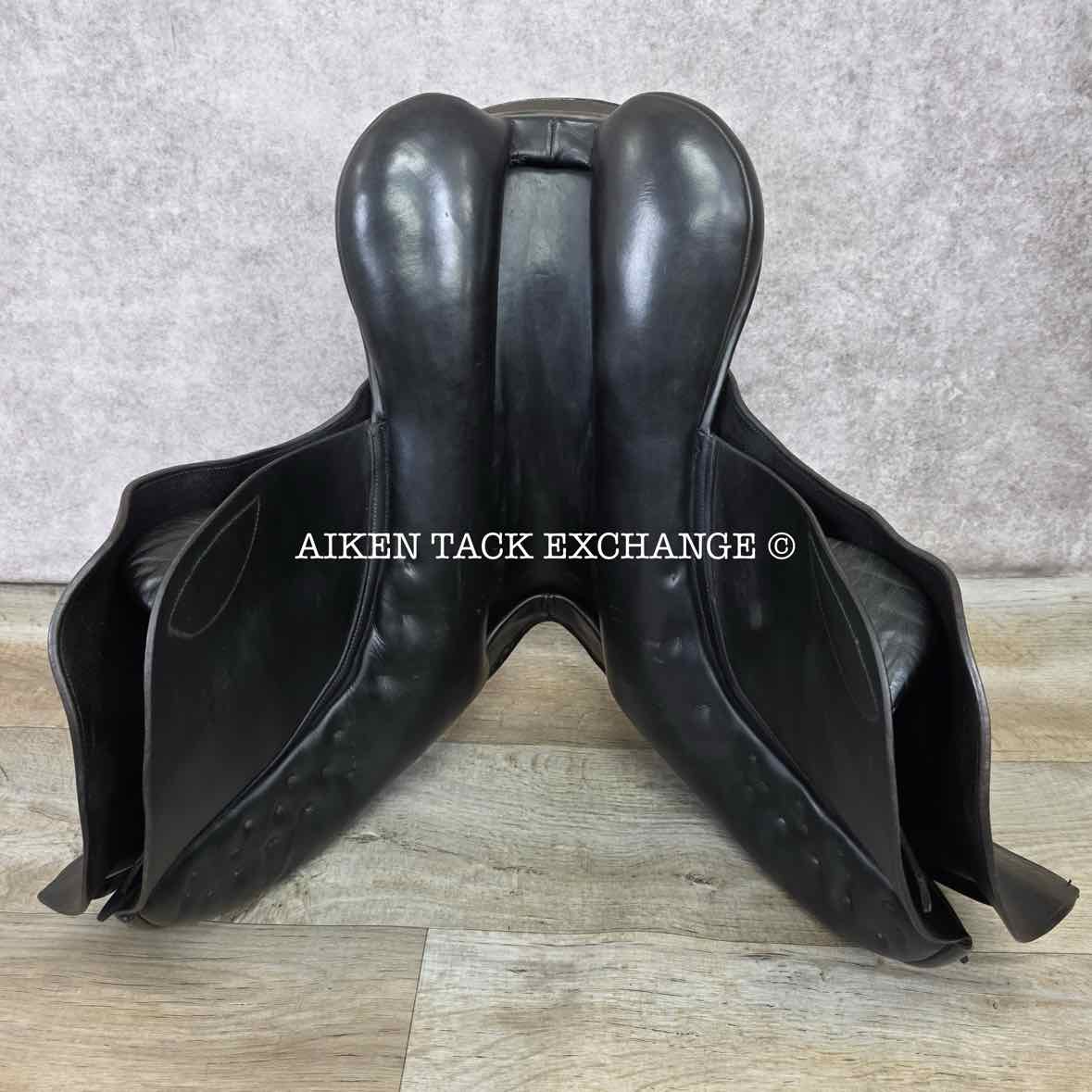 **SOLD** 2003 County Conquest Jump Saddle, 17.5" Seat, Medium Tree, Wool Flocked Panels