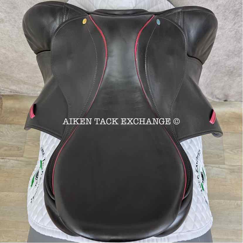 2021 County Innovation Jump Saddle, 18" Seat, Forward Flap, Medium Narrow Tree, Wool Flocked Panels