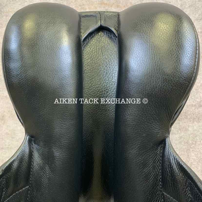 **SOLD** 2023 Black Country Vinici Monoflap Jump Saddle, 18" Seat, Forward Flap, Medium Wide/Wide Tree, Wool Flocked Panels
