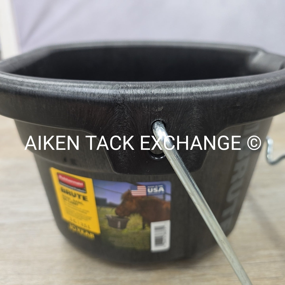 BRUTE 2 Gallon 3-in-1 Flat Back Bucket