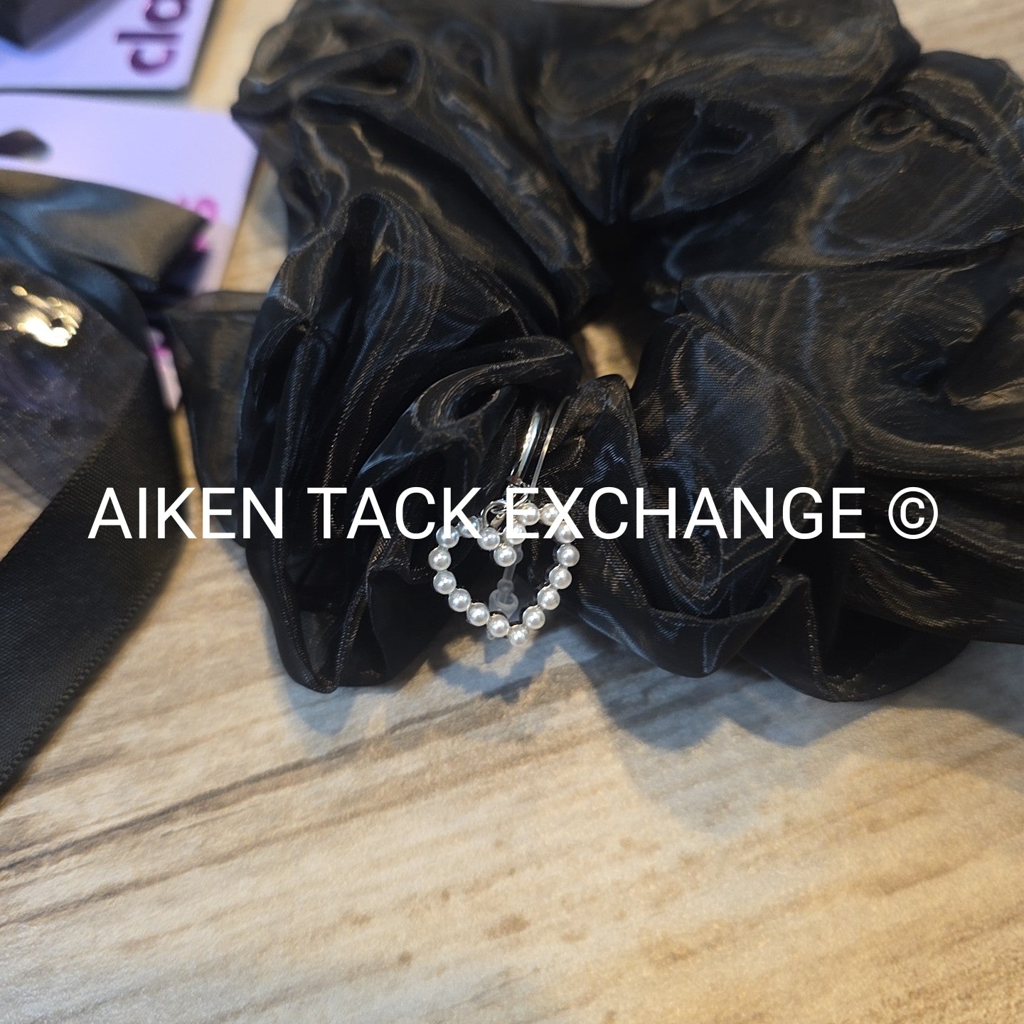 Claire's Hair Bundle - 1 Scrunchie, 4 Hair Clips