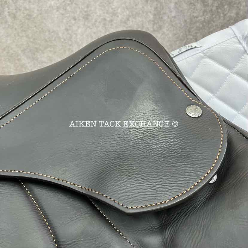 2022 Voltaire Stuttgart Close Contact Jump Saddle, 17.5" Seat, 3AA Flap, Medium Wide Tree, PRO Panels, Full Buffalo Leather