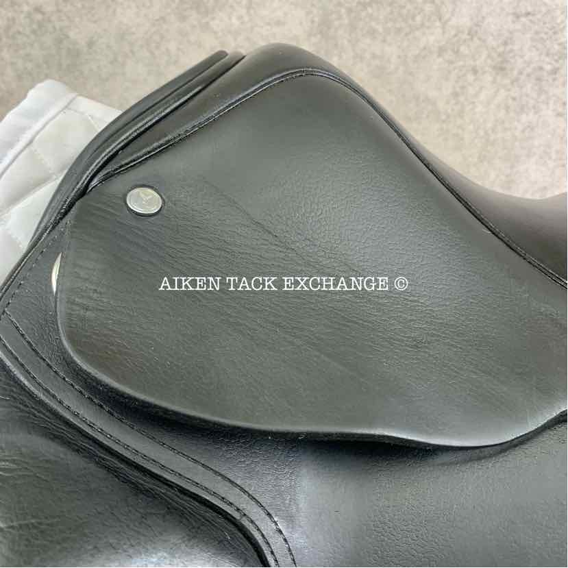 Master by D.Boot & L.Batchelor Dressage Saddle, 17.5" Seat, Wide Tree, Wool Flocked Serge Panels