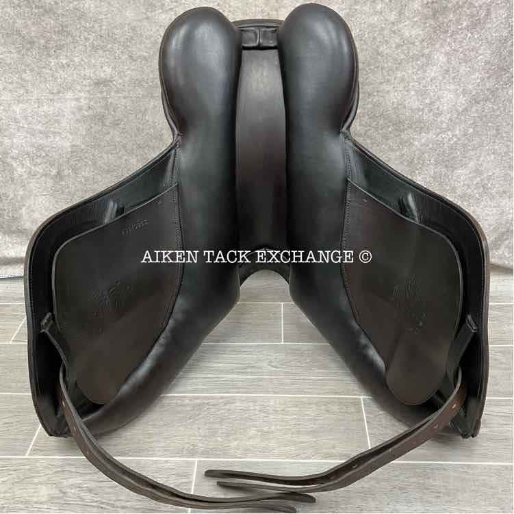 **SOLD** 2023 County Xtreme Monoflap Jump Saddle, 17.5" Seat, Medium Tree, Wool Flocked Panels