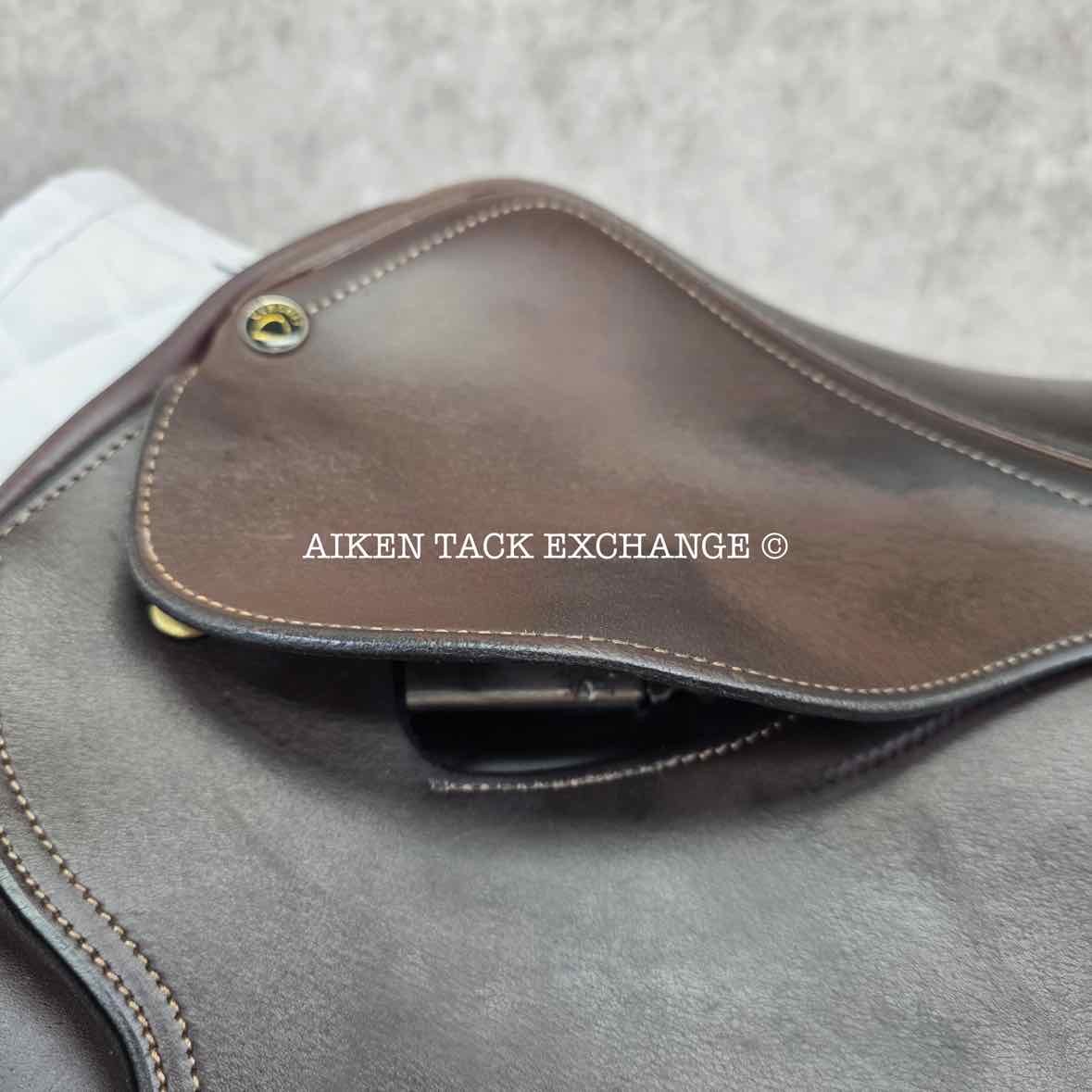 Circuit by Dover Saddlery Close Contact Jump Saddle, 17" Seat, Medium Tree, Foam Panels