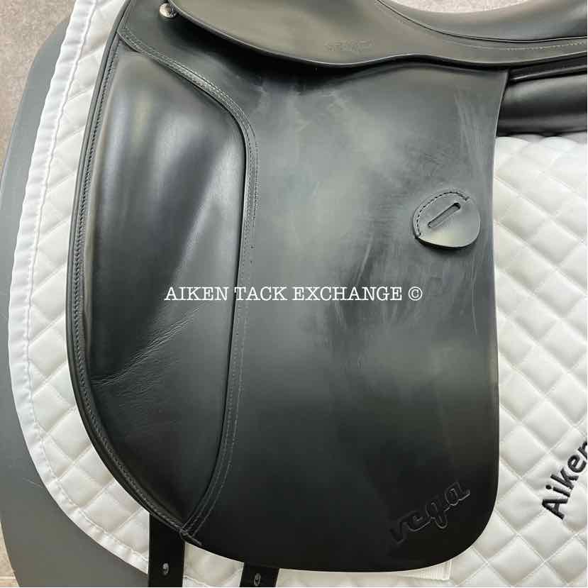 2009 Amerigo Vega Dressage Saddle, 18" Seat, Medium Tree, Wool Flocked Panels