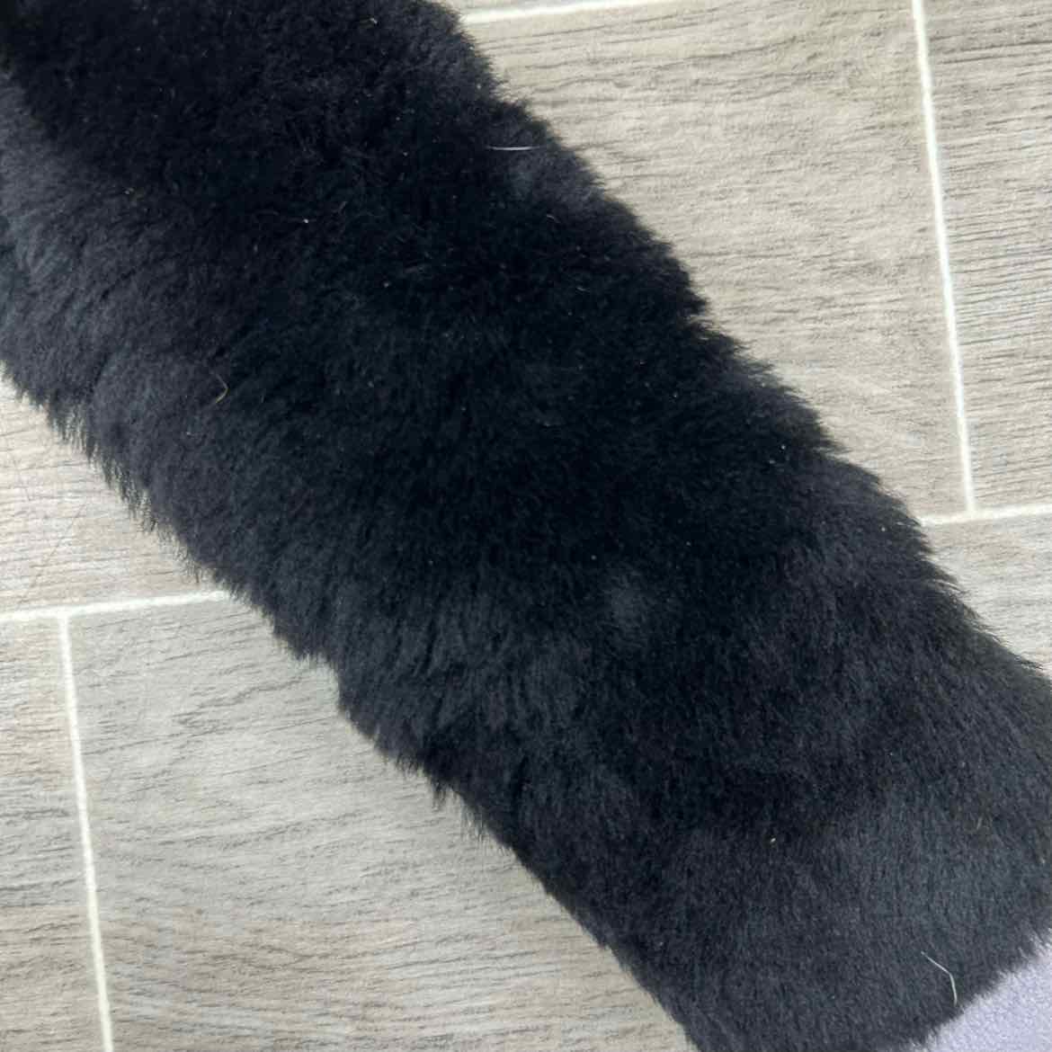 Schneiders Merino Sheepskin Bare Cribbing Collar Cover