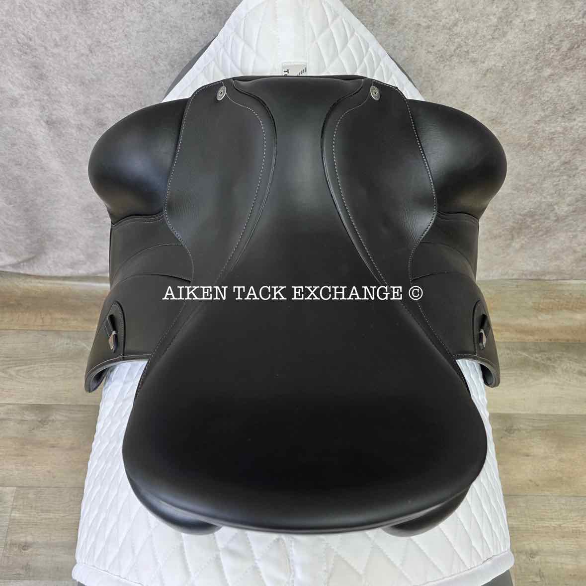 **SOLD** 2020 Equipe E-Carbon Kalifornia Monoflap Dressage Saddle, 17" Seat, MW/W Tree, Foam Panels
