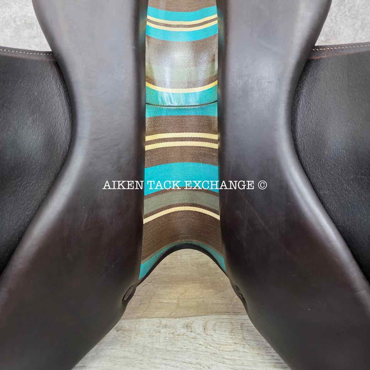 **SOLD** 2015 Voltaire Palm Beach Close Contact Jump Saddle, 17" Seat, 2A Flap, Medium Wide Tree, FIN Panels