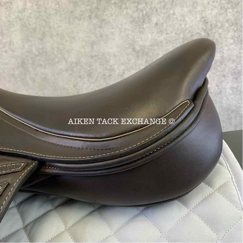 **SOLD** 2022 Fairfax World Class Dual Flap Jump Saddle, 17.5" Seat, Adjustable Tree - Changeable Gullet, Wool Flocked Panels