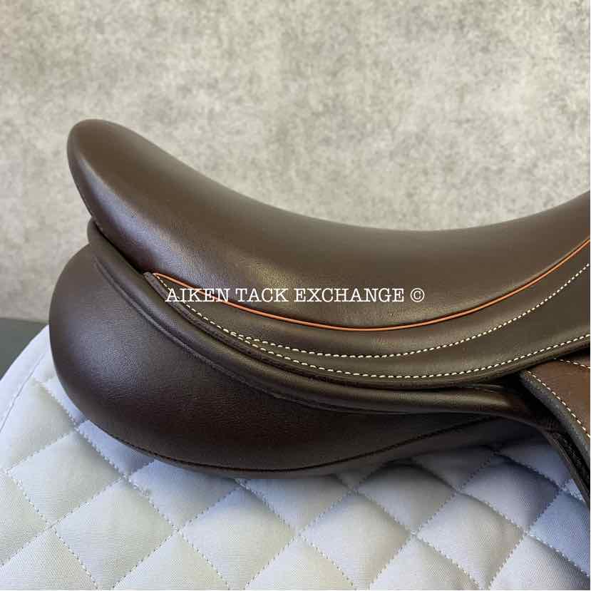 **SOLD** 2023 Collegiate Honour Close Contact Jump Saddle, 16.5" Seat, Adjustable Tree - Changeable Gullet, Wool Flocked Panels